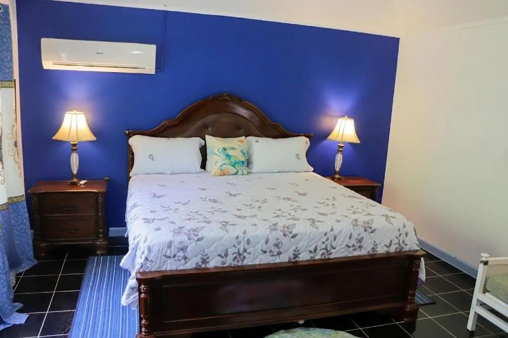 Seven Palms Villa Runaway Bay Homestay